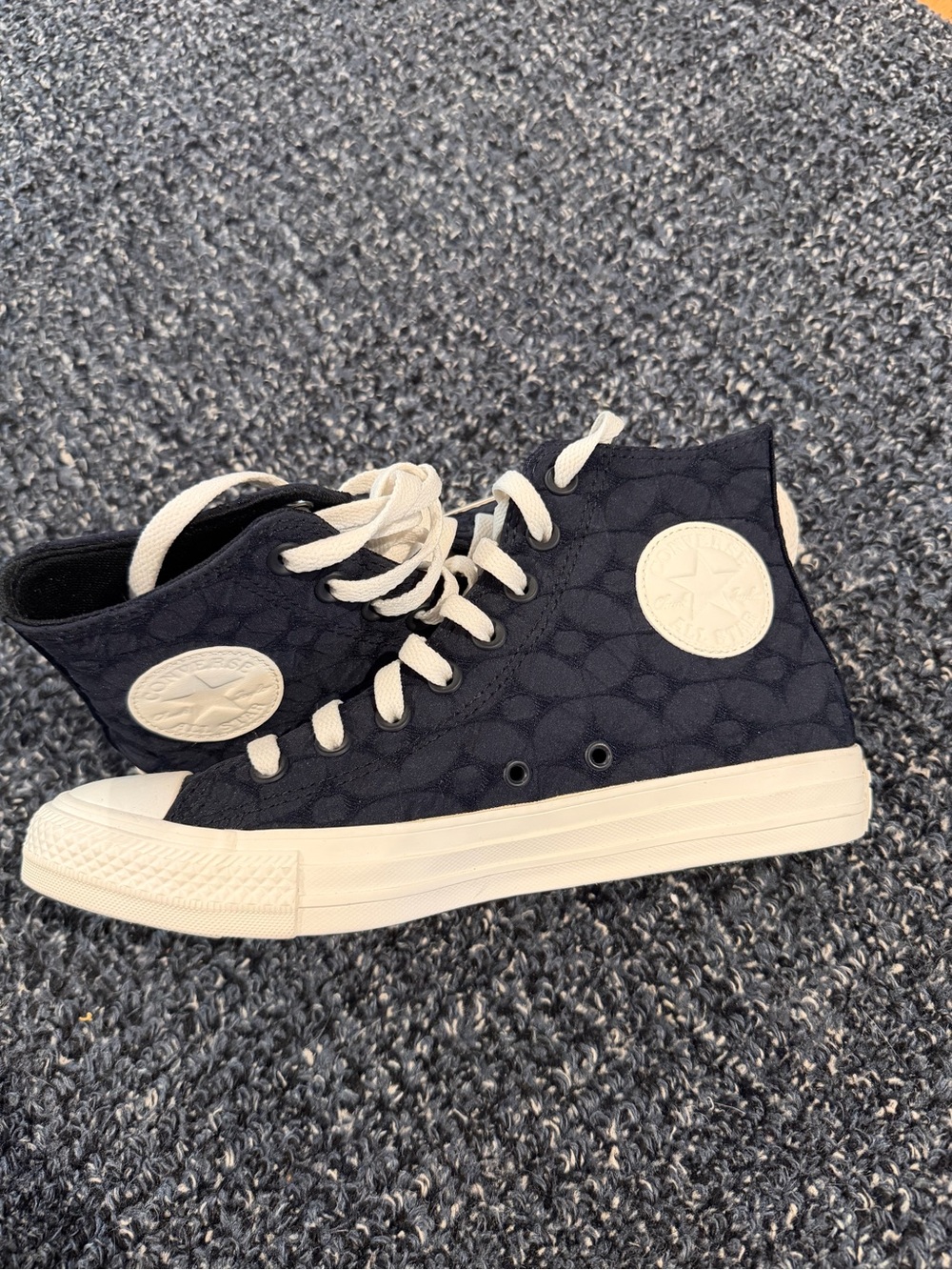 Converse High Top Chuck Taylor’s, Dark Navy Blue. Women’s 8.5